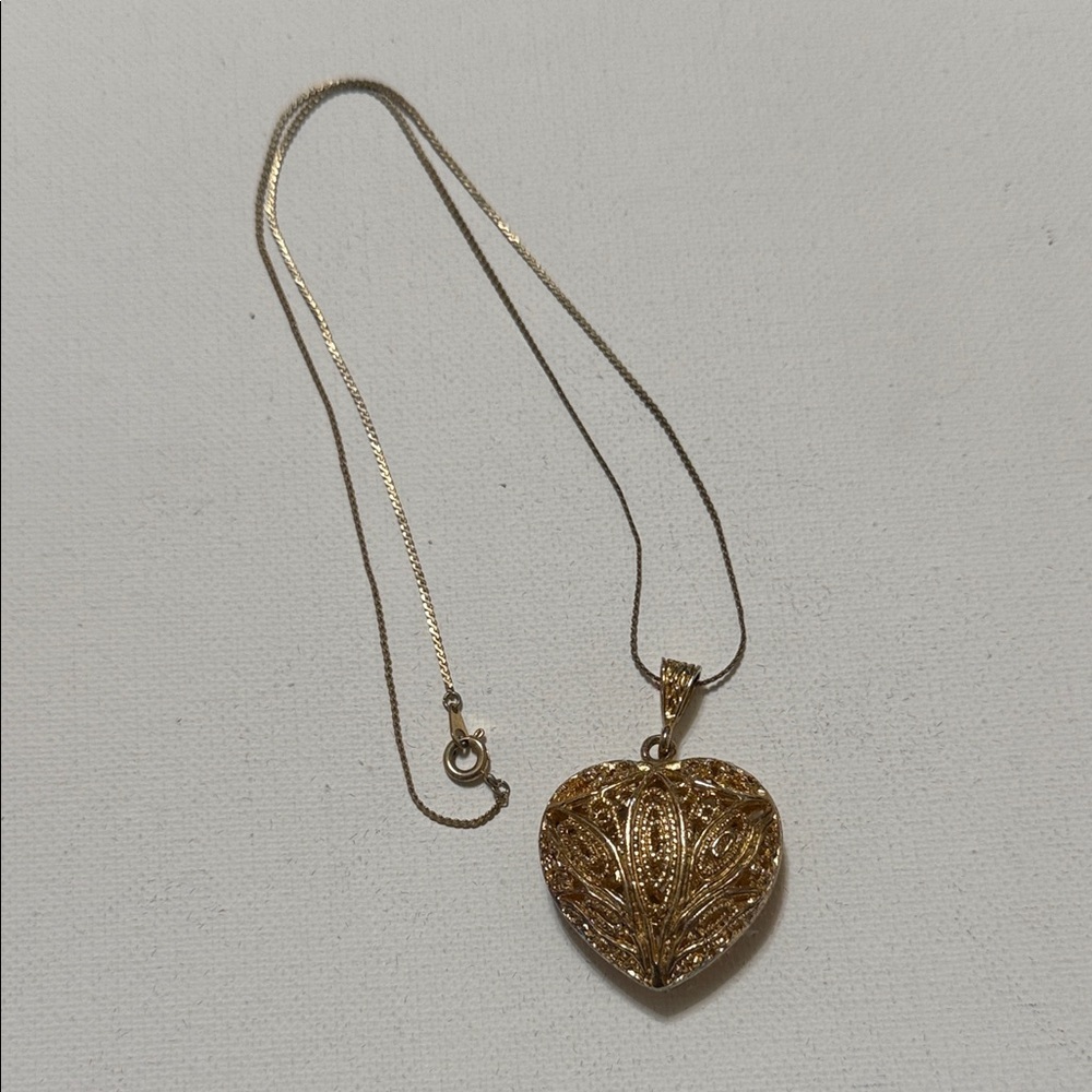 Elegant Gold Heart Pendant Necklace 18’ chain